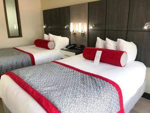 Giường trong phòng chung tại Ramada by Wyndham Suites Orlando Airport