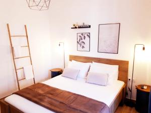 Postel nebo postele na pokoji v ubytování Athens city center cozy apartment