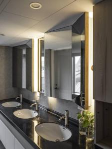 基隆的住宿－輕旅 Light Inn，浴室设有3个水槽和2面镜子