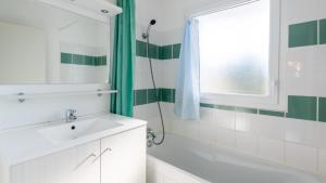 Ein Badezimmer in der Unterkunft Vacancéole - Le Domaine des Grands Lacs