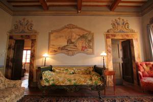 ein Schlafzimmer mit einem Bett und einem Wandgemälde in der Unterkunft Villa Del Rimedio in Fucecchio