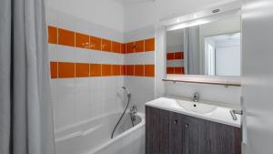Ein Badezimmer in der Unterkunft Vacancéole - Le Domaine des Grands Lacs