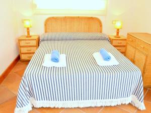 ein Schlafzimmer mit einem Bett mit zwei Handtüchern darauf in der Unterkunft Appartement FRONT de MER in Tossa de Mar