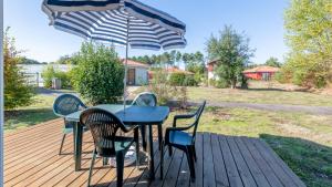 Ein Garten an der Unterkunft Vacancéole - Le Domaine des Grands Lacs