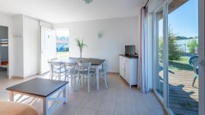 Ein Balkon oder eine Terrasse in der Unterkunft Vacancéole - Le Domaine des Grands Lacs
