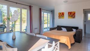 Ein Bett oder Betten in einem Zimmer der Unterkunft Vacancéole - Le Domaine des Grands Lacs
