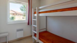 Ein Bett oder Betten in einem Zimmer der Unterkunft Vacancéole - Le Domaine des Grands Lacs