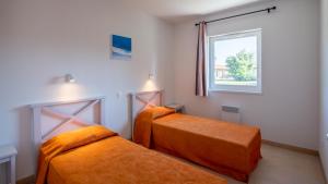 Ein Bett oder Betten in einem Zimmer der Unterkunft Vacancéole - Le Domaine des Grands Lacs