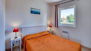 Ein Bett oder Betten in einem Zimmer der Unterkunft Vacancéole - Le Domaine des Grands Lacs