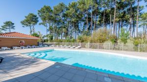 Der Swimmingpool an oder in der Nähe von Vacancéole - Le Domaine des Grands Lacs