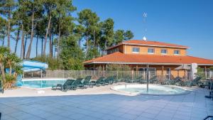 Der Swimmingpool an oder in der Nähe von Vacancéole - Le Domaine des Grands Lacs