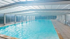 Der Swimmingpool an oder in der Nähe von Vacancéole - Le Domaine des Grands Lacs