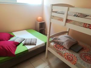 Un pat sau paturi într-o cameră la Appartement Meublé de Tourisme