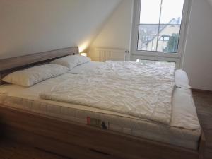 Ένα ή περισσότερα κρεβάτια σε δωμάτιο στο Ferienwohnung Haus Sommerwind