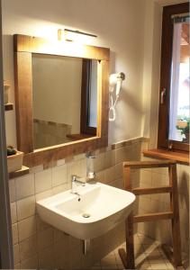 y baño con lavabo blanco y espejo. en B&B Casa Zuane, en Rivoli Veronese