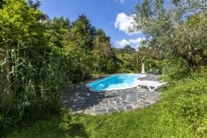 een zwembad met een bank en een tafel bij Monte Maravilhas in Odemira