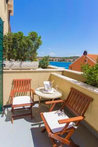 eine Terrasse mit 2 Stühlen und einem Tisch auf dem Balkon in der Unterkunft Hotel Spongiola in Krapanj