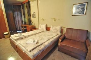 Villa Forum tesisinde bir odada yatak veya yataklar