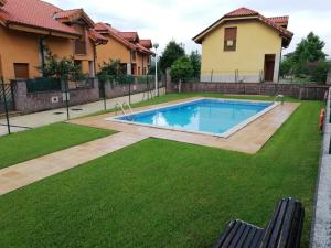 Bazén v ubytovaní Chalet Playa del Sable alebo v jeho blízkosti