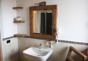 y baño con lavabo y espejo. en B&B Casa Zuane, en Rivoli Veronese