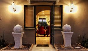 un pasillo con una puerta que conduce a una sala de estar en Cavalo Guesthouse & Equestrian Estate, en Drummond
