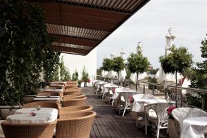 Restaurace v ubytování Rija VEF Hotel with FREE Parking