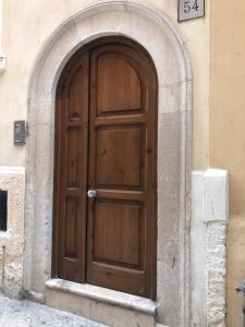 Appartamenti San Marco في باري: باب خشبي في جانب المبنى