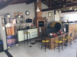 uma cozinha com balcão e bancos de bar em Maravilha na serra - próximo ao centro em Teresópolis