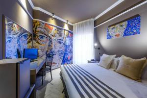 Postel nebo postele na pokoji v ubytování Admiral Art Hotel