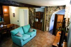 a living room with a blue couch and a table at Casa Mary di Apricus in Olevano Romano