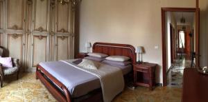 a bedroom with a bed and a table and a chair at Appartamento a Moneglia, tra Portofino e le Cinque Terre in Moneglia