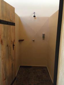 einen Flur mit einer Holztür und einer Decke in der Unterkunft Hameki in Homún