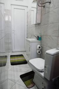 Nano Apartment tesisinde bir banyo