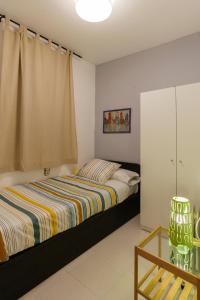 バルセロナにあるApartamento Eixample Sants Estacióのベッドルーム1室(ベッド1台、ガラス張りのテーブル付)