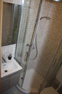 Ένα μπάνιο στο Apartments Monika Omiš