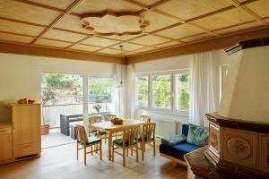 ナッレスにあるKreuzwegerhof Nals Historischer Gutshof, Apartments zw Meran und Bozen Südtirol, Naturpool, zentrale Lageのテーブルと椅子のあるダイニングルーム