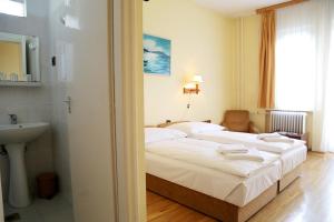 Un pat sau paturi într-o cameră la Hotel Bara Junior