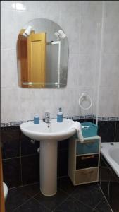 y baño con lavabo y espejo. en Piso en el casco antiguo en Zamora