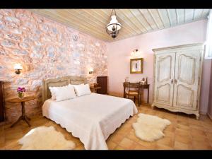 een slaapkamer met een wit bed en een muur bedekt met bloemen bij Pandora in Pirgos Dhirou