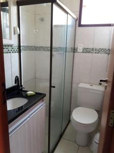 Ванная комната в Flat condomínio paraíso serra negra