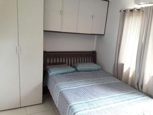 Un pat sau paturi într-o cameră la Flat condomínio paraíso serra negra