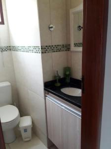 uma pequena casa de banho com lavatório e WC em Flat condomínio paraíso serra negra em Bezerros