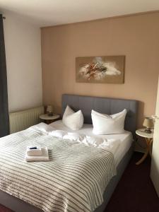 Ein Bett oder Betten in einem Zimmer der Unterkunft Hotel Annablick