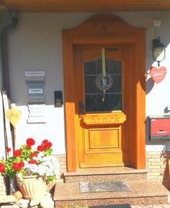 uma porta da frente de uma casa com flores nos degraus em Unterkunft Steinau an der Straße, Marborn em Marborn