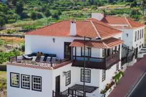 an aerial view of a white house with a balcony at Apartamentos Los Telares in Hermigua