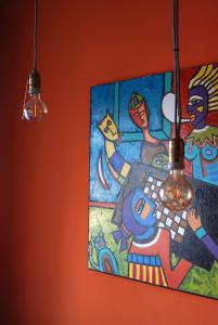 um quadro pendurado numa parede com duas luzes em Mostek 32 Silent Apartment em Gdansk