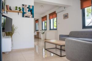 Uma TV ou centro de entretenimento em Julipapas Gardens