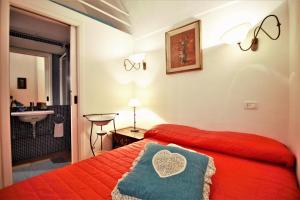 Dormitorio con cama con almohada de corazón en holidaycasa Brandy- A picco sul mare, en Sperlonga
