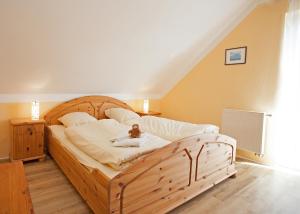 ein Schlafzimmer mit einem Holzbett mit einem Hund drauf in der Unterkunft Ferienwohnung Rothaarsteig in Winterberg-Neuastenberg in Winterberg