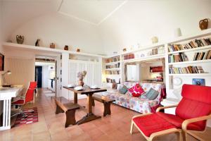 una sala de estar con un sofá y una mesa en holidaycasa Brandy- A picco sul mare, en Sperlonga